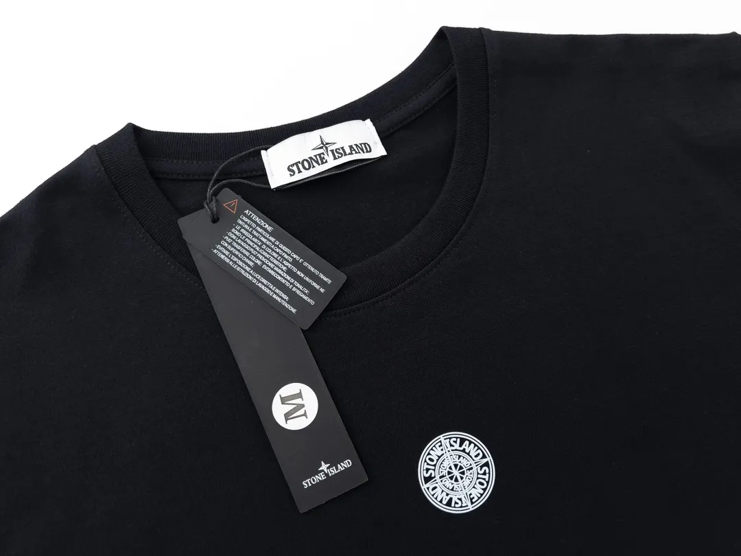 W658#P110💰 [Stone lsland/Stone Island summer printed square 68-15 short-sleeved T-shirt] ⚠️[Original creation with high control of details] -Made of 230g combed cotton 32-count double yarn, soft and comfortable to the touch, sweat-absorbent and breathable. -Simple basic and versatile style, original single quality, the first choice for couples. -Made in a large factory, four needles and five threads on the shoulder, neat alignment, high quality workmanship. -Same style for men and women. Very versatile, one piece for everyone, details are clearly visible. Color: Black White Size: M L